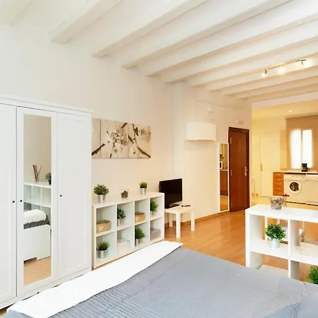 Centrico Estudio Zona Ramblas 22 *